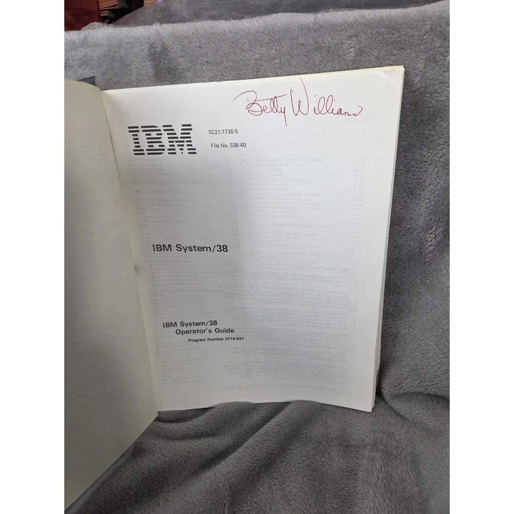 IBM Sytem/38‎  - Operator's Guide Sixth Edition 1984